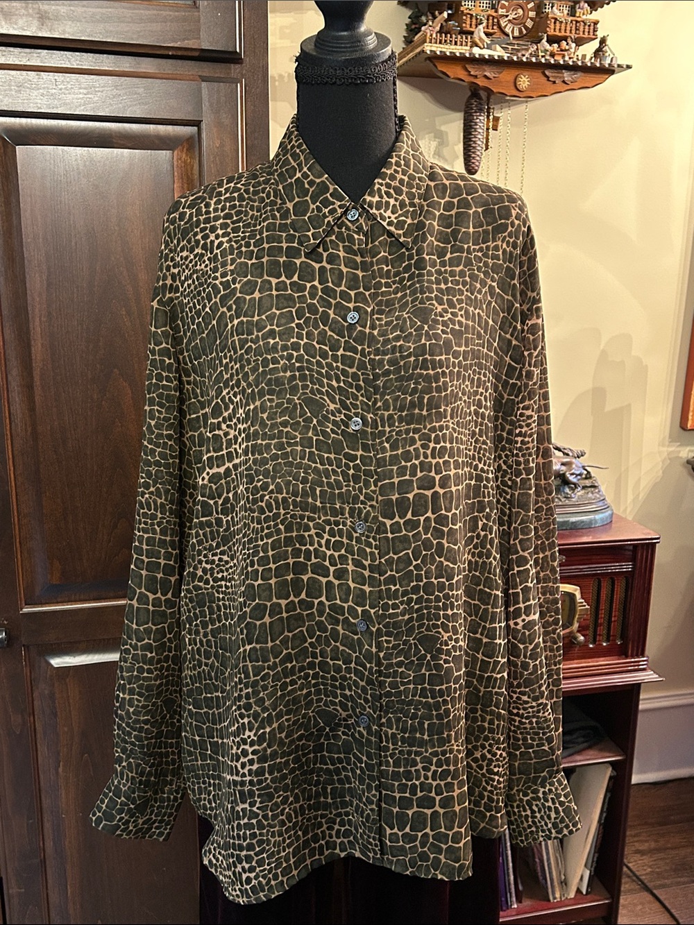 Liz Claiborne Sz L Giraffe Print Blouse Black - Tunic